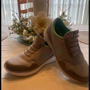 Sketchers Air-Cooled Memory Foam tennis shoes